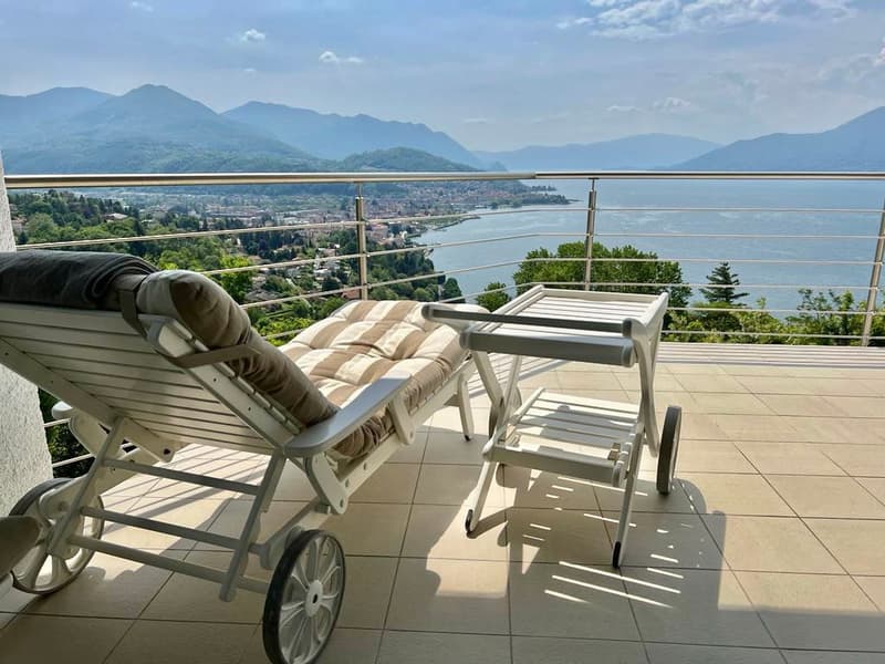Villa da sogno di lusso in una posizione tranquilla e soleggiata a sud con piscina privata e vista mozzafiato sul lago (13)