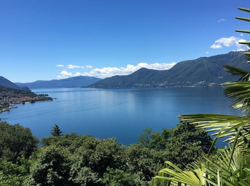 Villa da sogno di lusso in una posizione tranquilla e soleggiata a sud con piscina privata e vista mozzafiato sul lago (18)
