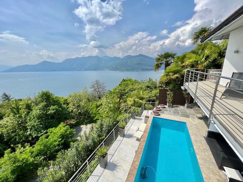 Villa da sogno di lusso in una posizione tranquilla e soleggiata a sud con piscina privata e vista mozzafiato sul lago (15)