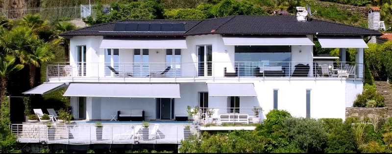 Villa da sogno di lusso in una posizione tranquilla e soleggiata a sud con piscina privata e vista mozzafiato sul lago (17)