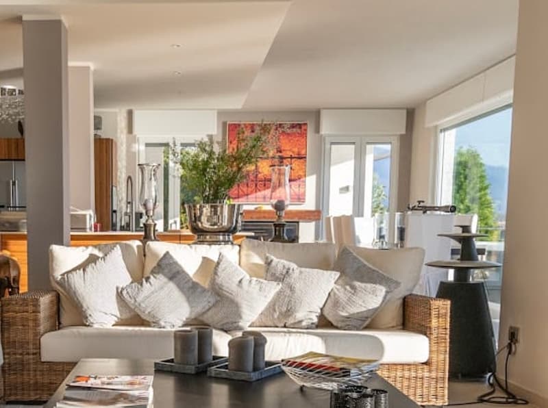 Villa da sogno di lusso in una posizione tranquilla e soleggiata a sud con piscina privata e vista mozzafiato sul lago (4)