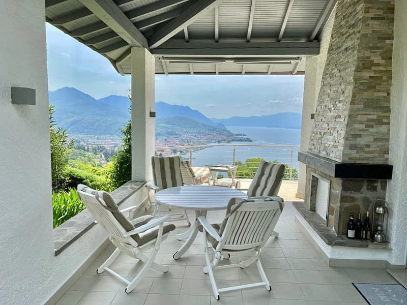 Villa da sogno di lusso in una posizione tranquilla e soleggiata a sud con piscina privata e vista mozzafiato sul lago (11)