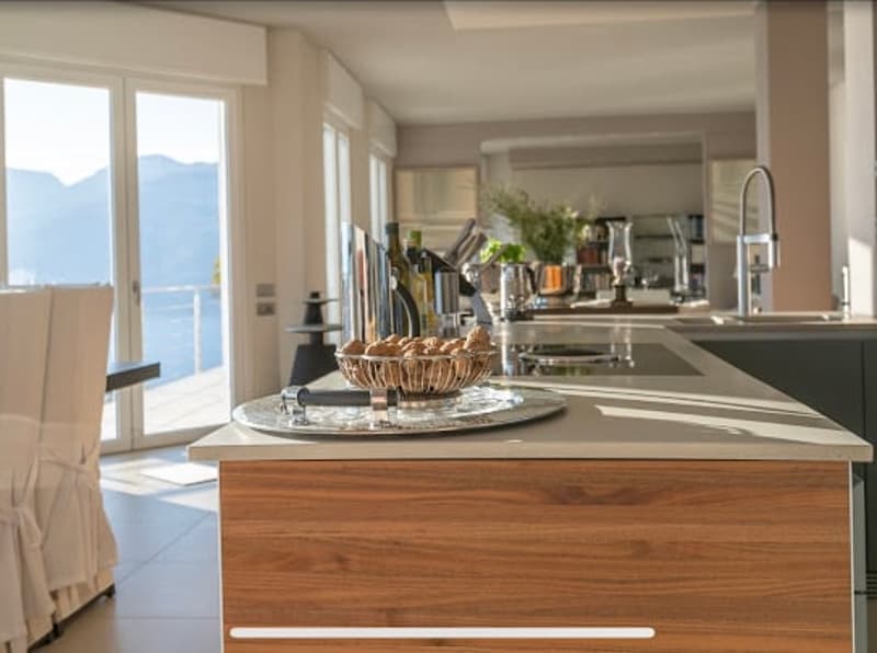 Villa da sogno di lusso in una posizione tranquilla e soleggiata a sud con piscina privata e vista mozzafiato sul lago (6)