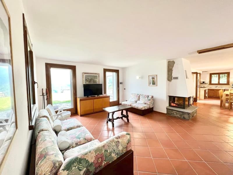 3 rustici ristrutturati in una posizione tranquilla e soleggiata con vista mozzafiato sul Lago Maggiore (7)