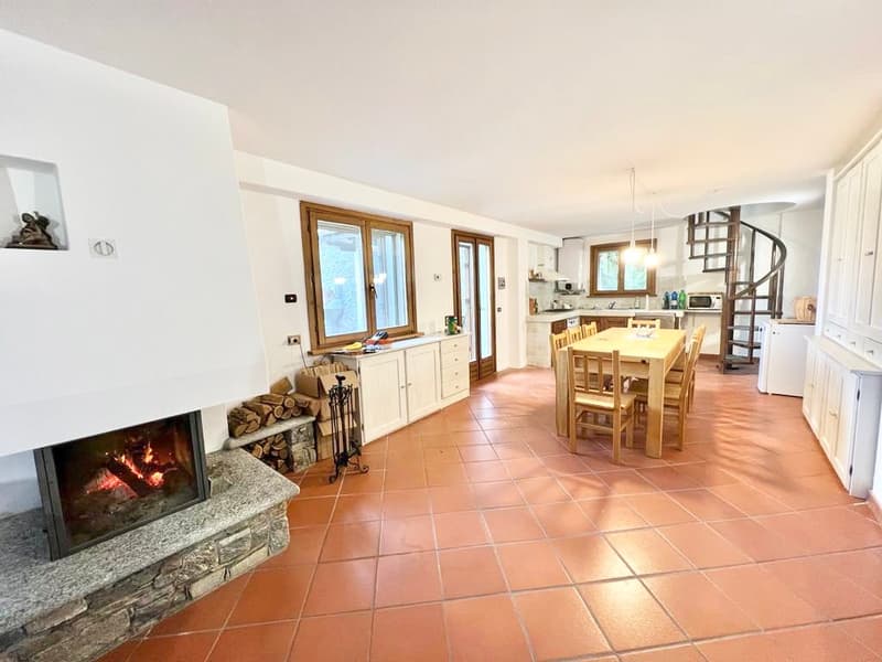 3 rustici ristrutturati in una posizione tranquilla e soleggiata con vista mozzafiato sul Lago Maggiore (6)