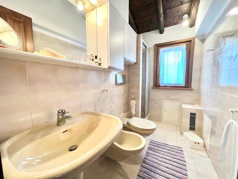 3 rustici ristrutturati in una posizione tranquilla e soleggiata con vista mozzafiato sul Lago Maggiore (10)