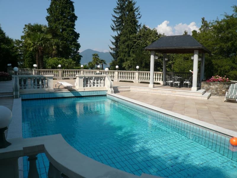 Villa di lusso in un quartiere residenziale molto richiesto con piscina, grande terreno e vista mare da sogno (10)