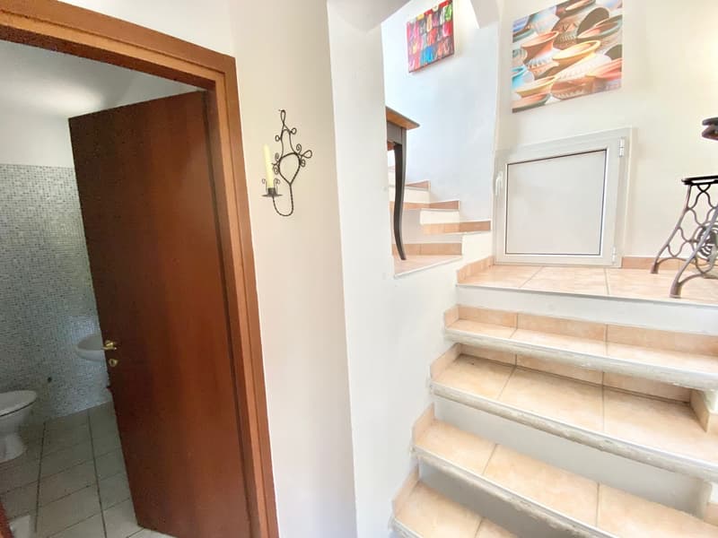 Rustico in posizione tranquilla e molto soleggiata con grande terreno e vista lago (11)