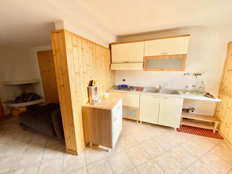 Rustico in posizione tranquilla e molto soleggiata con grande terreno e vista lago (4)