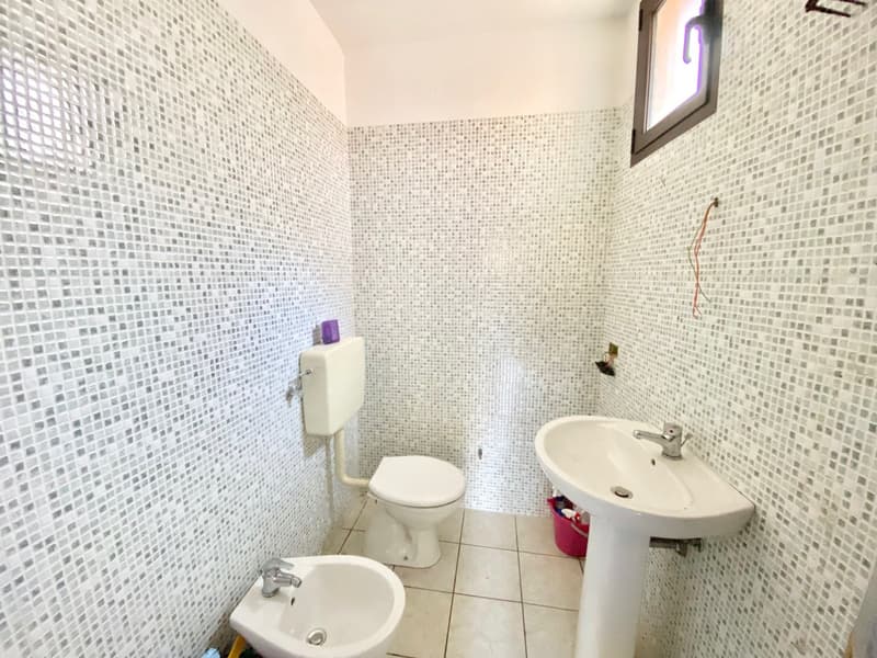 Rustico in posizione tranquilla e molto soleggiata con grande terreno e vista lago (12)