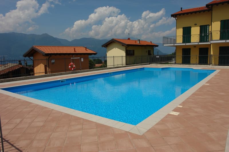 Very beautiful 2-room corner apartment with terrace with solar-heated pool and dreamy lake view (11)