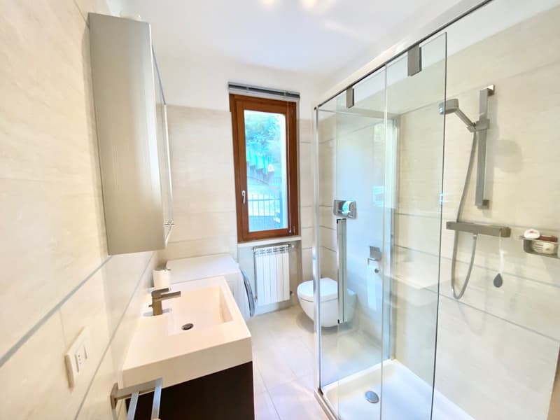 Very beautiful 2-room corner apartment with terrace with solar-heated pool and dreamy lake view (9)