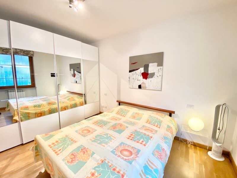 Very beautiful 2-room corner apartment with terrace with solar-heated pool and dreamy lake view (8)