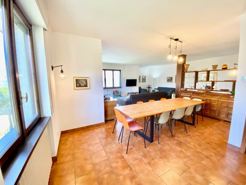 Villa grande e curata in posizione tranquilla e soleggiata con piscina privata e vista da sogno sul lago. (3)