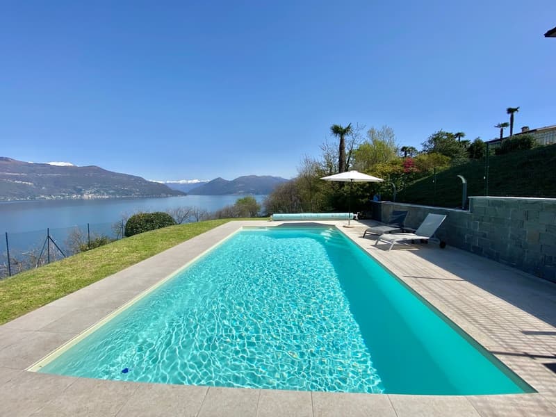 Villa grande e curata in posizione tranquilla e soleggiata con piscina privata e vista da sogno sul lago. (17)