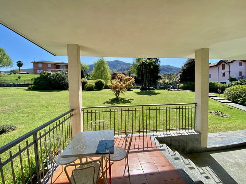 Villa grande e curata in posizione tranquilla e soleggiata con piscina privata e vista da sogno sul lago. (18)