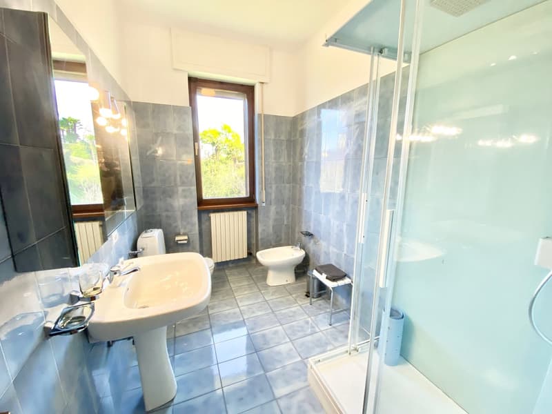 Villa grande e curata in posizione tranquilla e soleggiata con piscina privata e vista da sogno sul lago. (11)