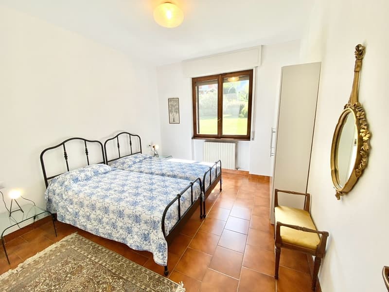 Villa grande e curata in posizione tranquilla e soleggiata con piscina privata e vista da sogno sul lago. (8)