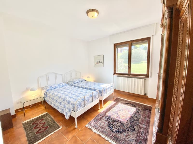 Villa grande e curata in posizione tranquilla e soleggiata con piscina privata e vista da sogno sul lago. (9)