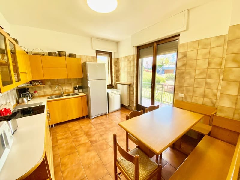 Villa grande e curata in posizione tranquilla e soleggiata con piscina privata e vista da sogno sul lago. (7)