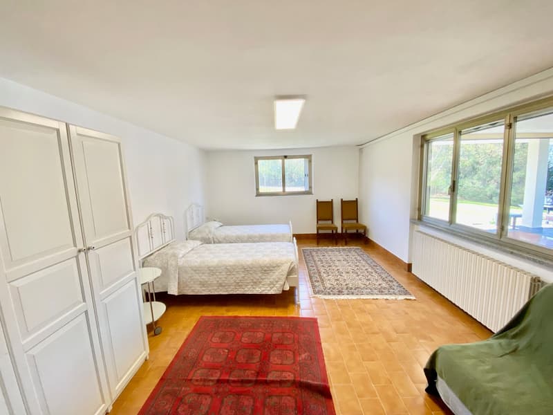 Villa grande e curata in posizione tranquilla e soleggiata con piscina privata e vista da sogno sul lago. (15)