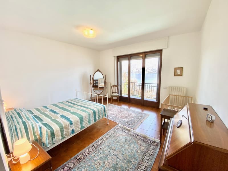 Villa grande e curata in posizione tranquilla e soleggiata con piscina privata e vista da sogno sul lago. (10)