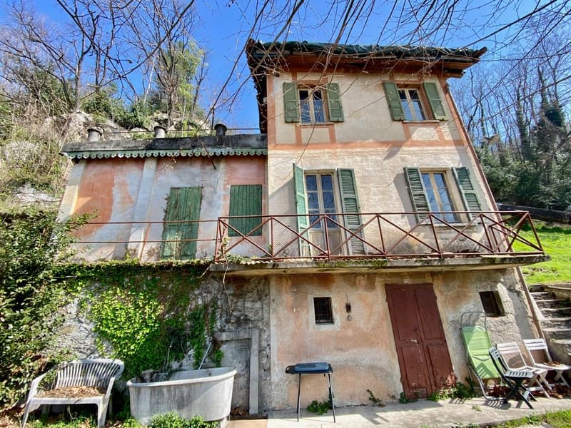 Villa da ristrutturare completamente in una posizione soleggiata e tranquilla con una vista lago da sogno vicino alla spiaggia (2)