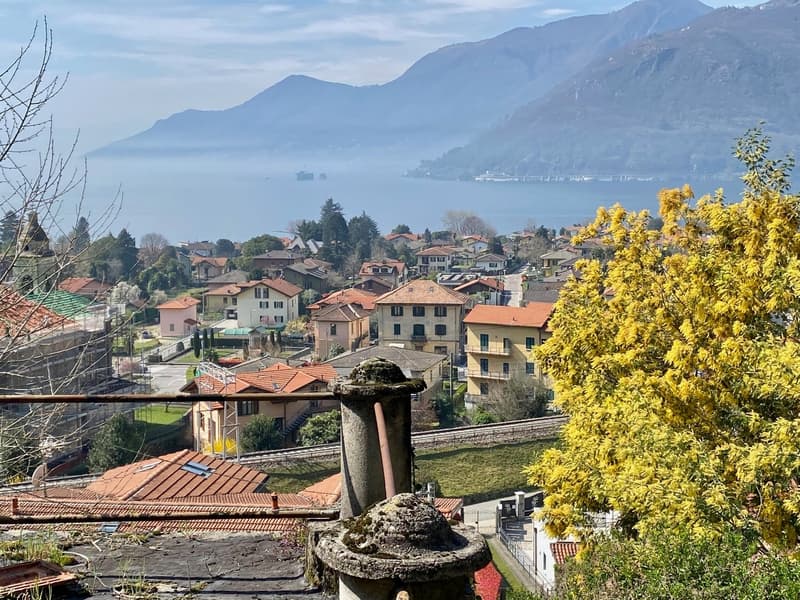 Villa da ristrutturare completamente in una posizione soleggiata e tranquilla con una vista lago da sogno vicino alla spiaggia (7)