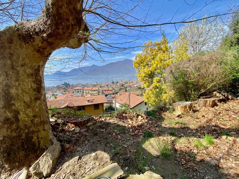 Villa da ristrutturare completamente in una posizione soleggiata e tranquilla con una vista lago da sogno vicino alla spiaggia (9)