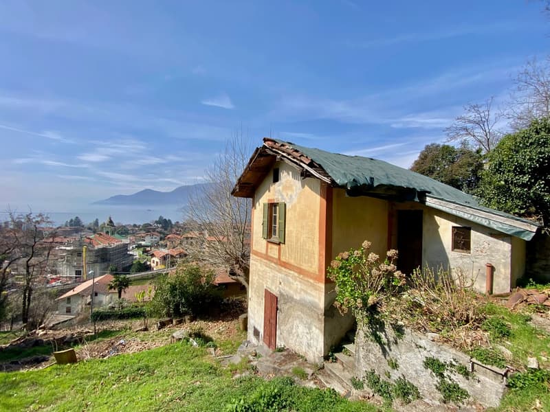 Villa da ristrutturare completamente in una posizione soleggiata e tranquilla con una vista lago da sogno vicino alla spiaggia (3)