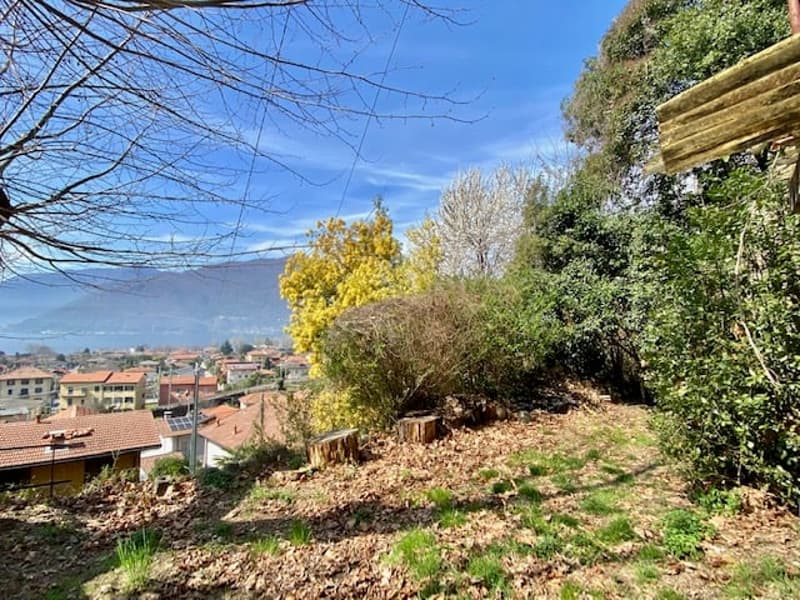 Villa da ristrutturare completamente in una posizione soleggiata e tranquilla con una vista lago da sogno vicino alla spiaggia (10)