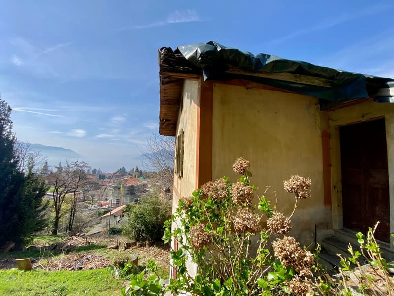 Villa da ristrutturare completamente in una posizione soleggiata e tranquilla con una vista lago da sogno vicino alla spiaggia (5)