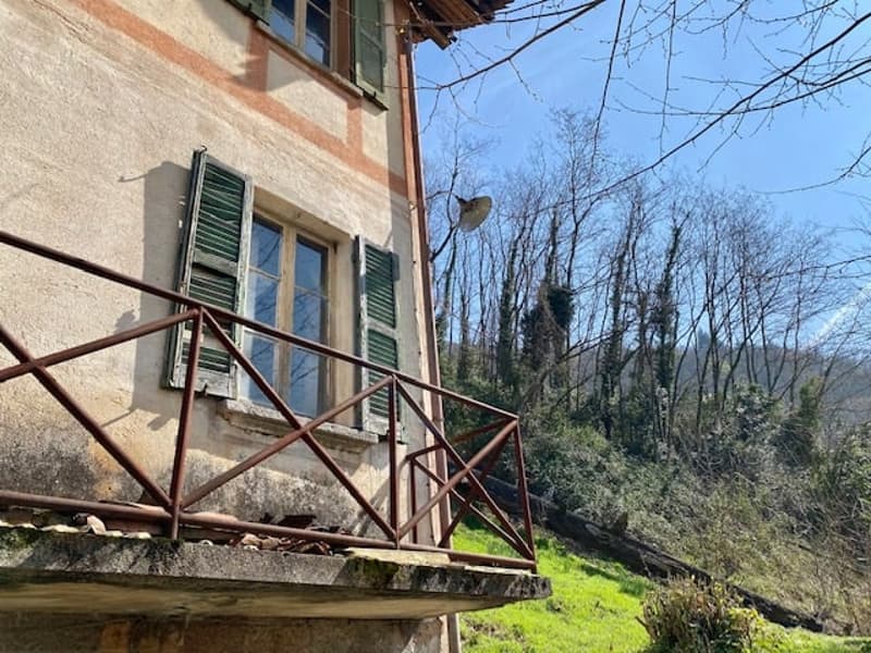 Villa da ristrutturare completamente in una posizione soleggiata e tranquilla con una vista lago da sogno vicino alla spiaggia (6)