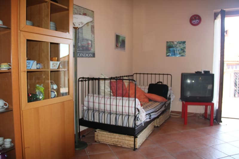 Well-maintained 2.5-room apartment with large terrace and beautiful lake view in sunny location (3)
