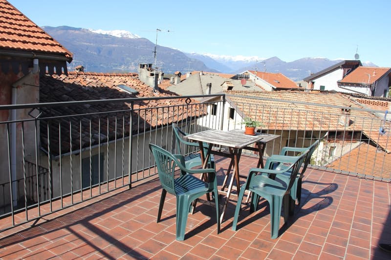 Well-maintained 2.5-room apartment with large terrace and beautiful lake view in sunny location (8)