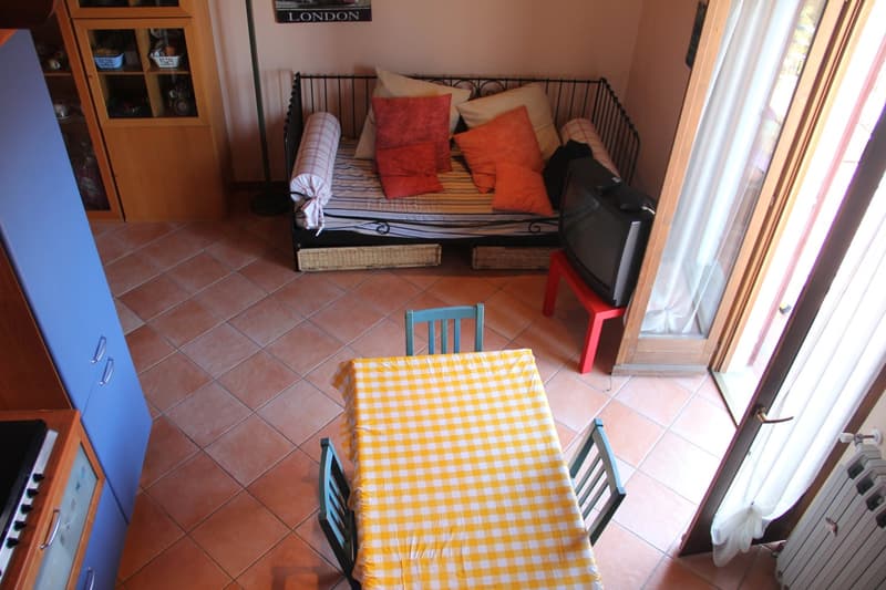 Well-maintained 2.5-room apartment with large terrace and beautiful lake view in sunny location (2)