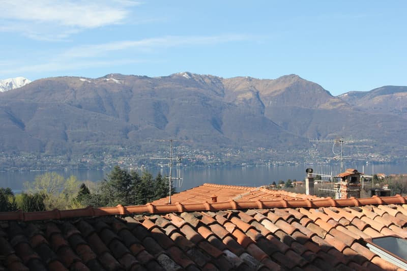 Well-maintained 2.5-room apartment with large terrace and beautiful lake view in sunny location (10)