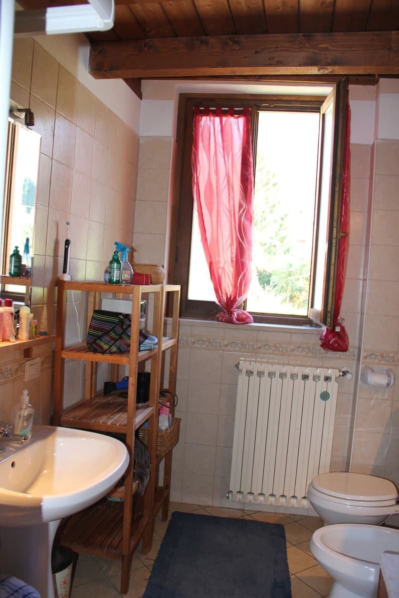 Well-maintained 2.5-room apartment with large terrace and beautiful lake view in sunny location (7)