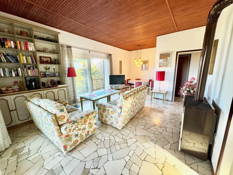 Casa unifamiliare ben curata in una posizione tranquilla e soleggiata con ELW e una vista mare da sogno (2)