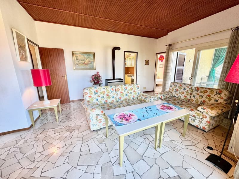Casa unifamiliare ben curata in una posizione tranquilla e soleggiata con ELW e una vista mare da sogno (4)