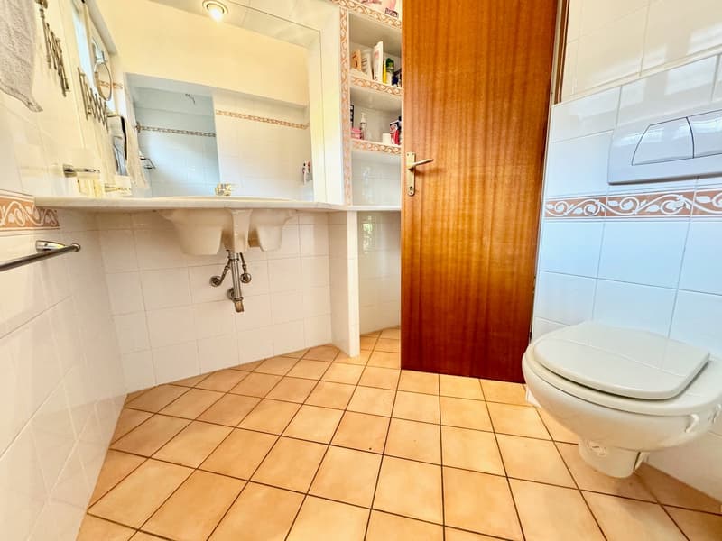 Casa unifamiliare ben curata in una posizione tranquilla e soleggiata con ELW e una vista mare da sogno (9)