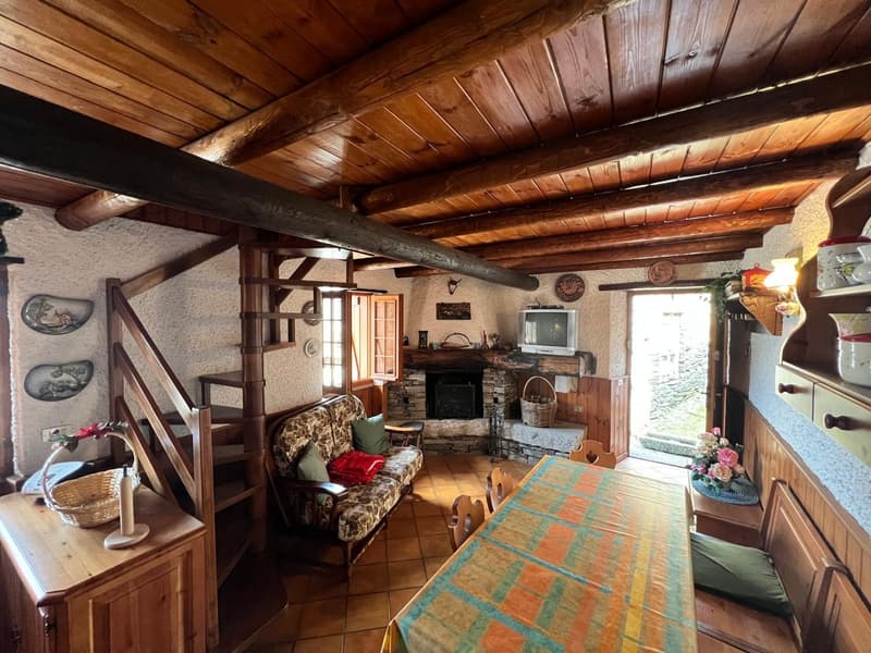 Casa di villaggio romantica con balcone nel centro del paese di Curiglia & rustico in pietra separato a Sarona (2)