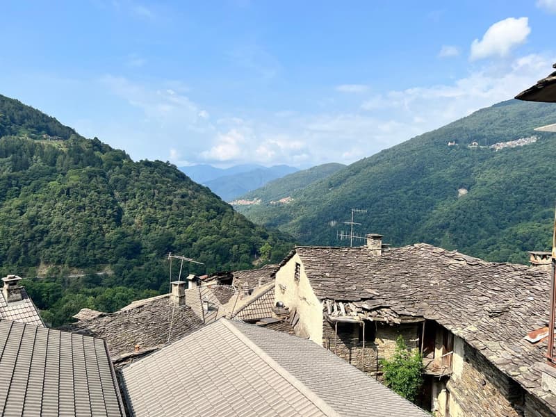 Casa di villaggio romantica con balcone nel centro del paese di Curiglia & rustico in pietra separato a Sarona (15)