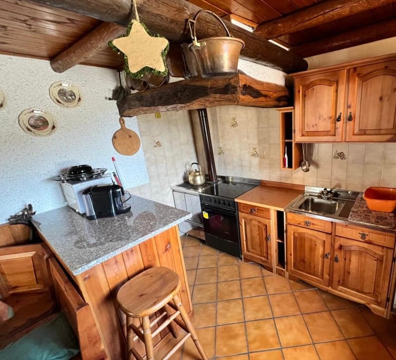 Casa di villaggio romantica con balcone nel centro del paese di Curiglia & rustico in pietra separato a Sarona (4)