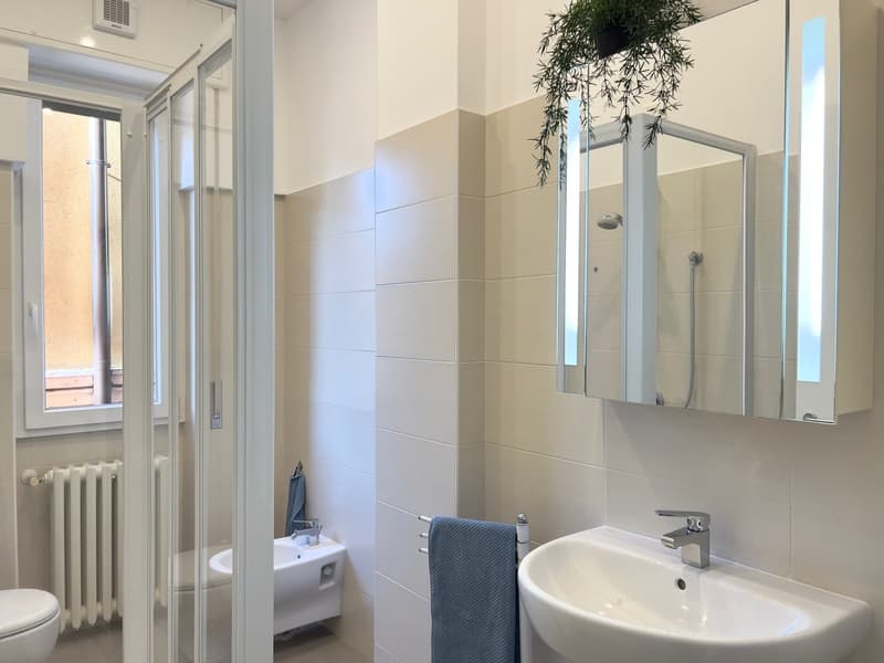 Location à long terme ! Appartement 2 pièces complètement rénové au centre de Laveno, à seulement 2 pas du lac (9)