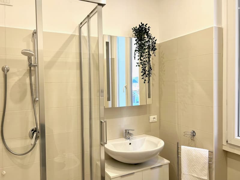 Location à long terme ! Appartement 3 pièces rénové au centre de Laveno, à seulement 2 pas du lac (10)