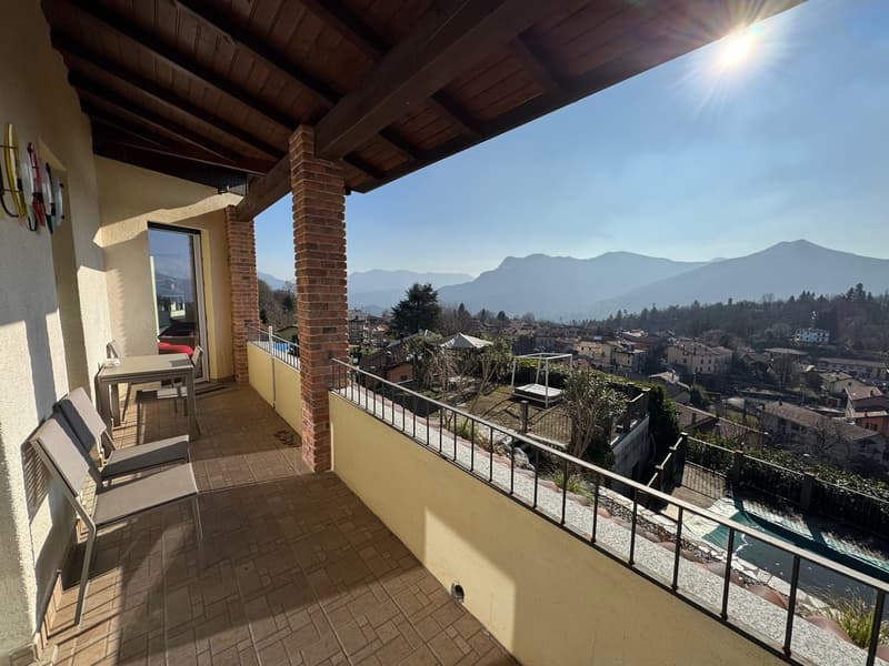 Bella e moderna villa in una posizione tranquilla e soleggiata con piscina privata e vista mozzafiato sul lago (19)