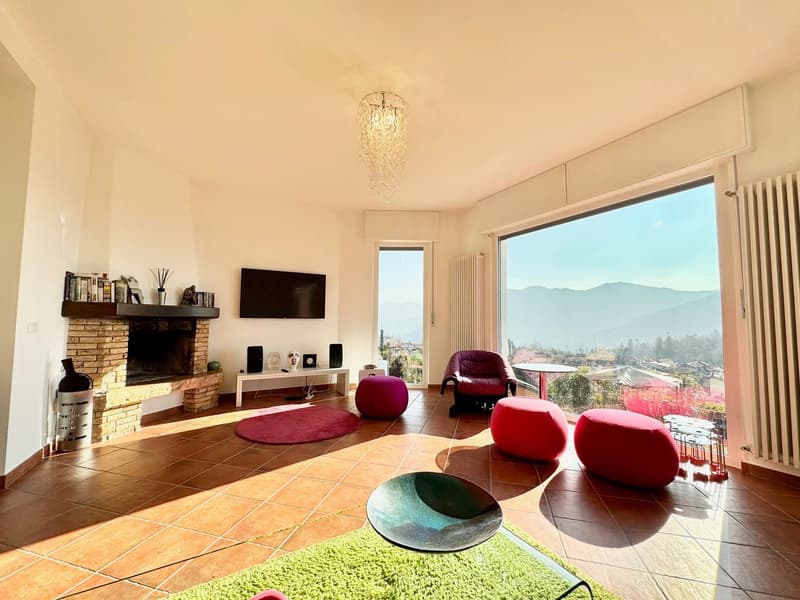 Bella e moderna villa in una posizione tranquilla e soleggiata con piscina privata e vista mozzafiato sul lago (3)