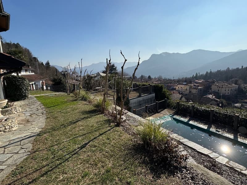 Bella e moderna villa in una posizione tranquilla e soleggiata con piscina privata e vista mozzafiato sul lago (17)