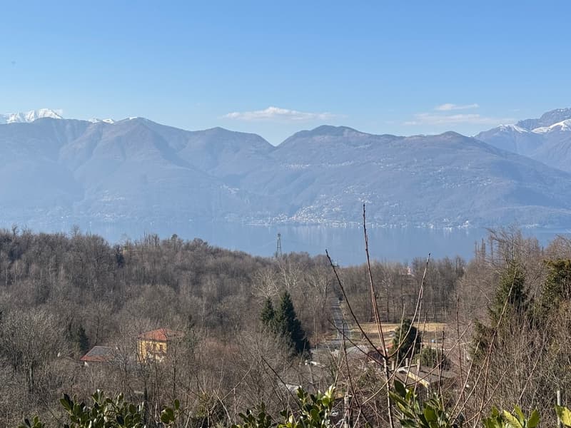 Bella e moderna villa in una posizione tranquilla e soleggiata con piscina privata e vista mozzafiato sul lago (26)